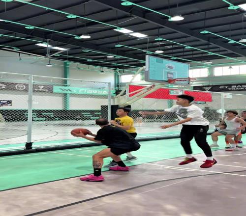 科比粉丝晒半场4v4打球视频单打基本无人能防！