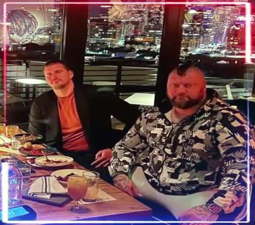 身高2米13，体重260斤的约基奇，在他哥哥面前，简直有种小鸟依人的感觉