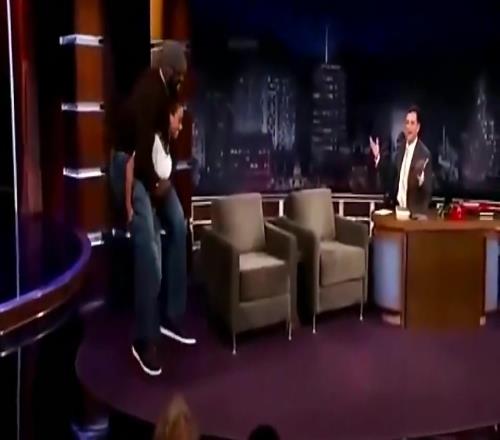 简直不可思议啊！2米16的奥胖此前被一娇小妹纸轻松背起