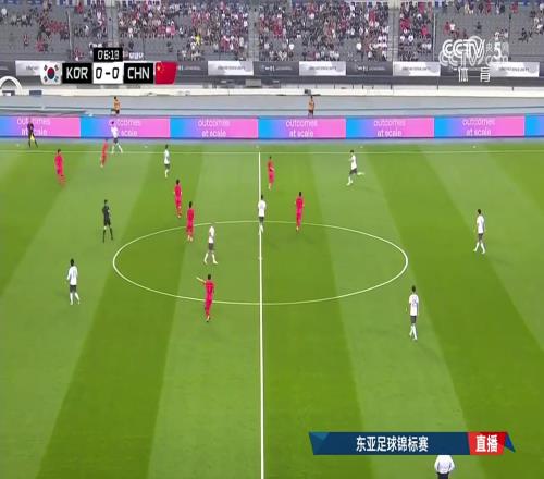 央视解说刚说国足变阵双后腰，不久就弧顶无人保护丢球
