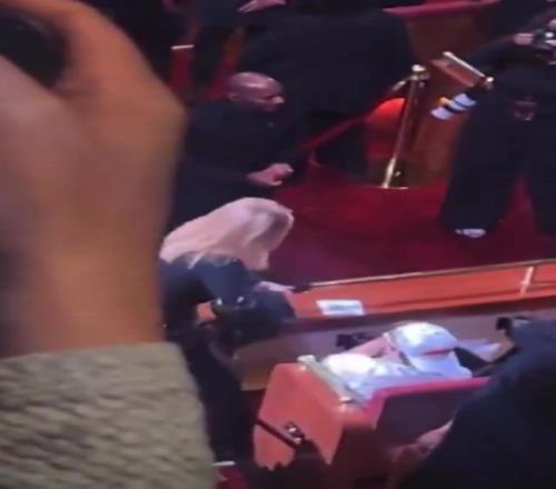 当众撒狗粮！阿黛尔在大庭广众下拥抱亲吻未婚夫里奇保罗