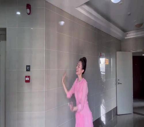 不愧是恒大歌舞团出身，白珊珊哪怕在楼道里都能翩翩起舞