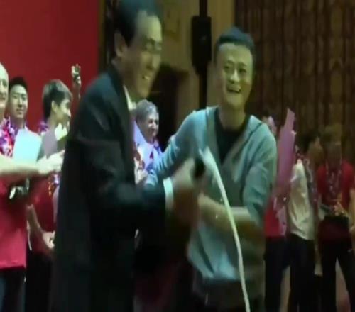 许家印那年和马云欢声笑语地喷香槟，而后欠的债前无古人