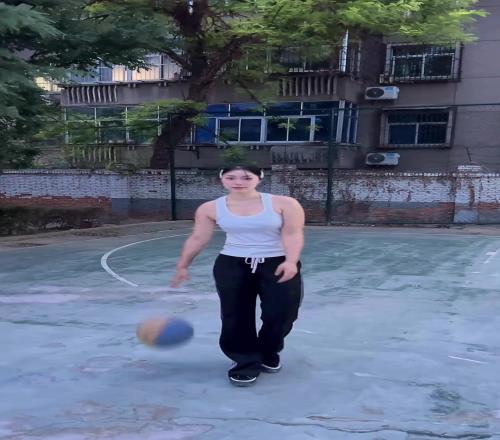 这拉杆上篮多少男的都做不出来