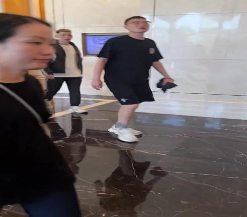林书豪来沈阳了，热情给每一位粉丝签名，工作人员拦都拦不住