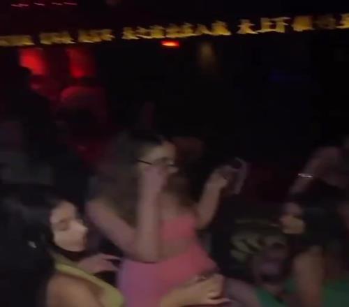 人生赢家！布克躺在夜店浴缸里欣赏美女热舞