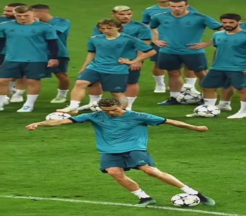 C罗：看好了，我只演示一遍！