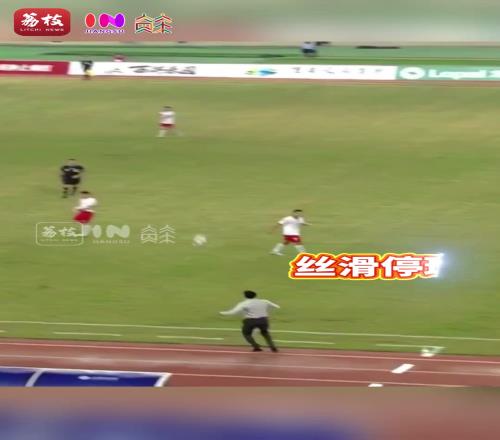 秀一下！“苏超撒贝宁”董松教练帅气停球完美串联比赛