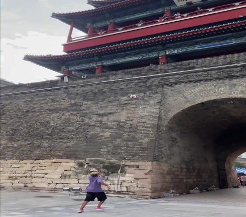 亚马尔在长城挑战高空停球，一个大脚把鞋踢飞