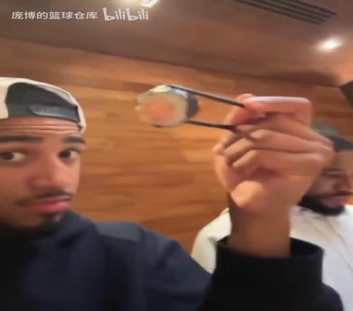 名场面！哈利伯顿一脸享受地品尝食物，但镜头一转的布伦森