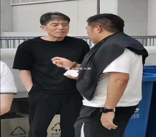 前国安主教练李章洙抵达工体观赛国安vs玉昆