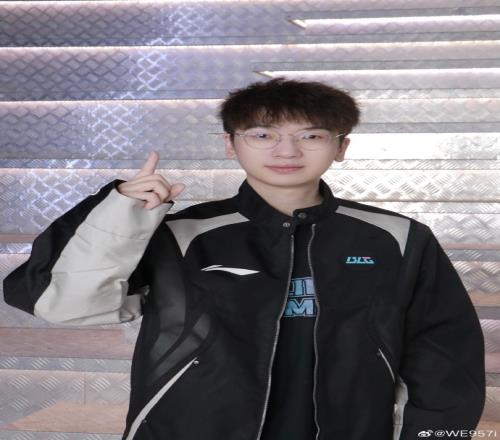 957晒BLGAL队服照：穿上MSI出征服出发加拿大去给AL和BLG加油了