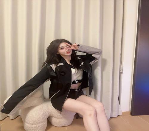 主持人小悠晒BLGAL队服照：穿上出征服给LPL队伍疯狂打call！！