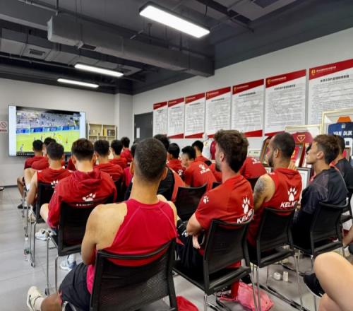 理解规则变化，青岛红狮全队集体学习最新版足球竞赛规则