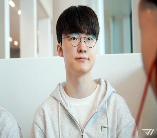 送两把不影响C两把！Faker连续两把送成112，决胜局发条爆C砍下91带队取胜！