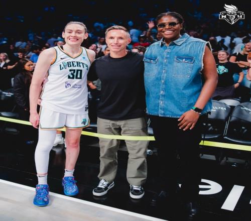 纳什纽约观战WNBA自由人比赛！合影中的纳什反而略显小鸟依人