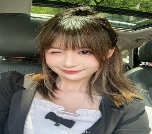 熬麻了LPL女解说瞳夕晒照：迎着下班