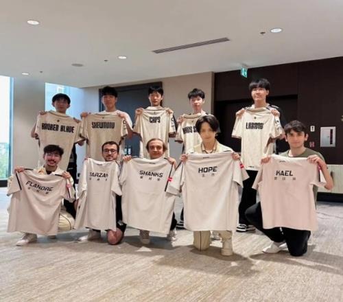 G2晒与AL队员交换队服：北美赛区的爹，我们也即将是