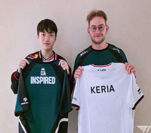 T1官方分享Keria与FLY打野Inspired交换队服，并配文：SUPJUG