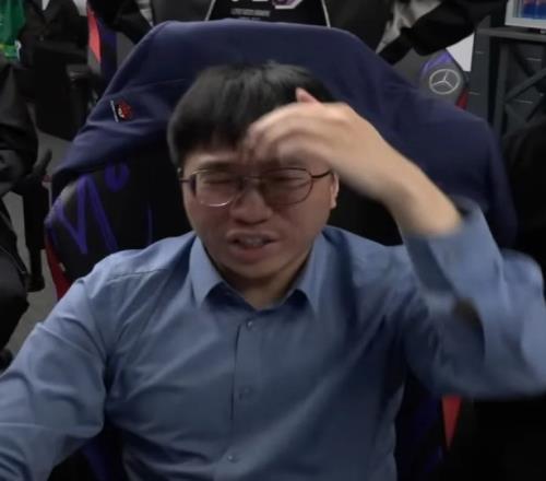 LoL官推发布ALGEN教练表情：两种反应