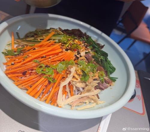 Meiko请客吃饭！Ming晒聚餐照：感谢田老板，请客吃饭