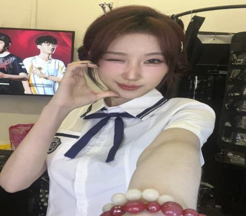 无畏契约主持人杜骏晒照：毕业季主题日嘿嘿不一样的瓦