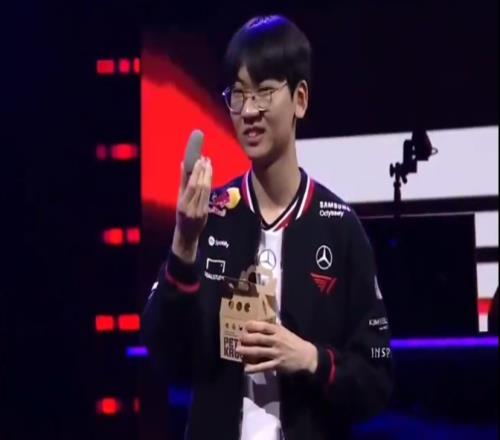 T1社媒晒出Doran与石甲虫合照：石甲虫很危险，大家要小心呀
