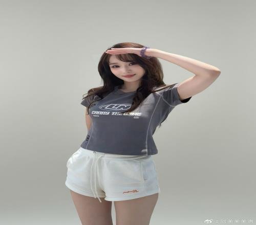 互动女主持阿芙晒照：好喜欢泳池派对新品，好适合夏天嘿嘿