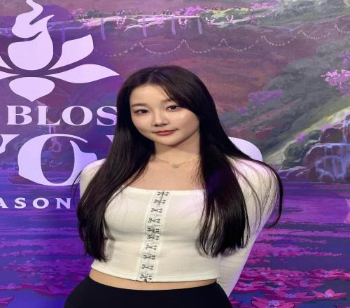 美女解说Kitty分享MSI工作照：紧身衣显露身材，与多位选手合影