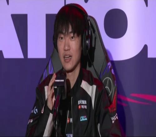 Knight：前两把团战阵容打不过第三把改变思路选自己操作的英雄
