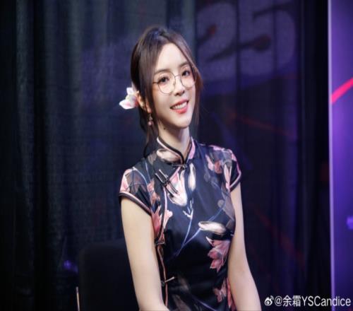 还的是旗袍霜！余霜分享与其他女主持合照：MSI霜Buff