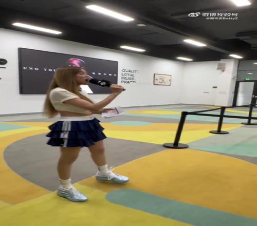 哈登来到广东清远鞋厂近距离了解个人球鞋诞生全过程
