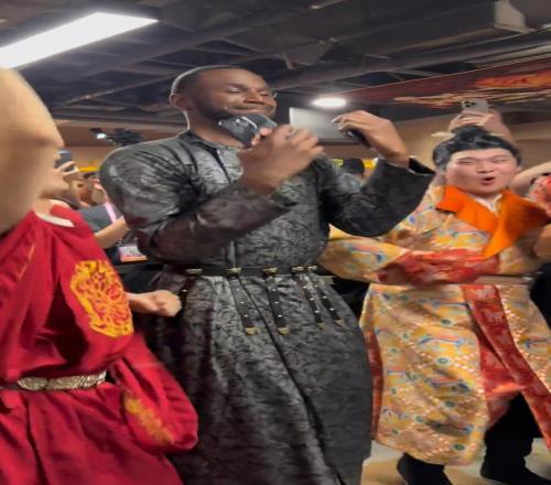 维金斯西安行身穿当地特色服装跳舞配乐还是《护花使者》