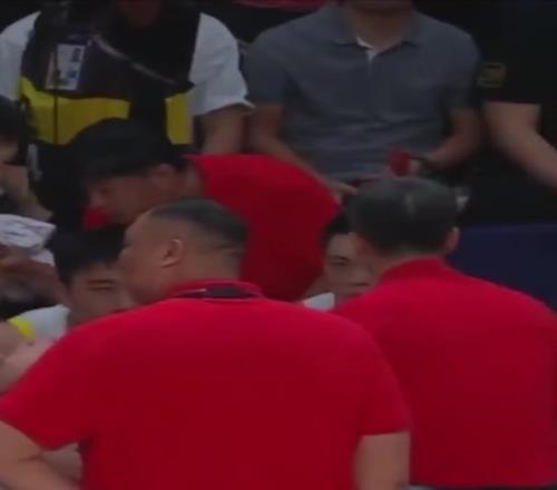 亚洲杯郭士强暂停批评王俊杰：他能投进吗小王似乎脸都黑了！