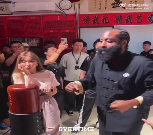 一旁的周玲安疯狂捧哏！哈登学习中国武术，太可爱了