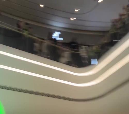哈登在商场阿迪店门口，底下的球迷山呼海啸欢迎登哥