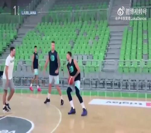 东契奇在斯洛文尼亚队内训练，身材看着似乎修长了很多