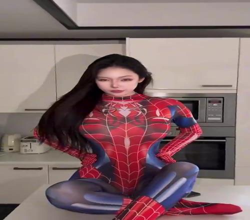 这你受得了嘛前CBA球员凯瑞图女友，穿上蜘蛛侠套装