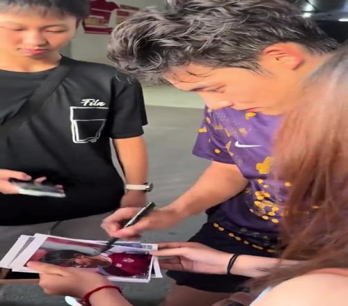 真的帅！津门虎球员&李明之子李嗣镕给球迷签名+合影