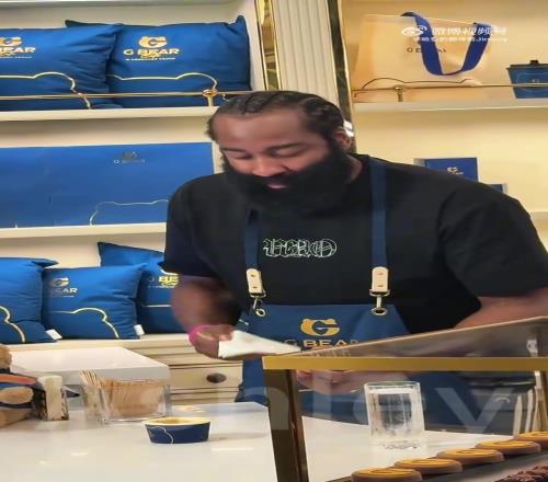 不必怀疑了，哈登吃东西真是边吃边擦胡子