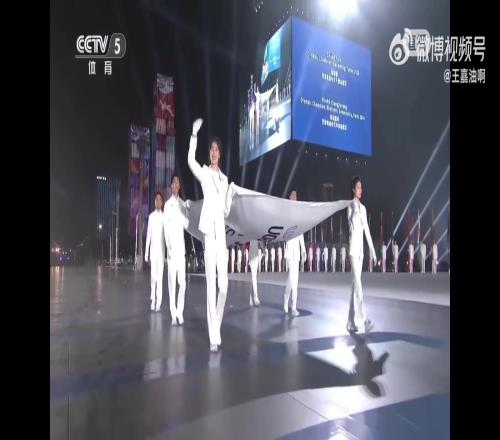 成都的牌面！胡荷韬为世运会举旗，但看着脚还没好利索的样子
