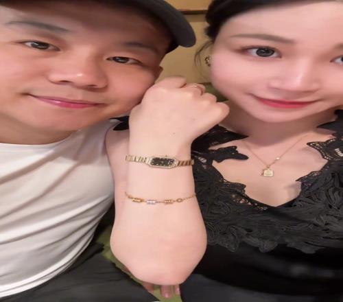 浪漫啊！曹芳饭桌上偷偷拿出一块表用筷子夹着送进妻子嘴里