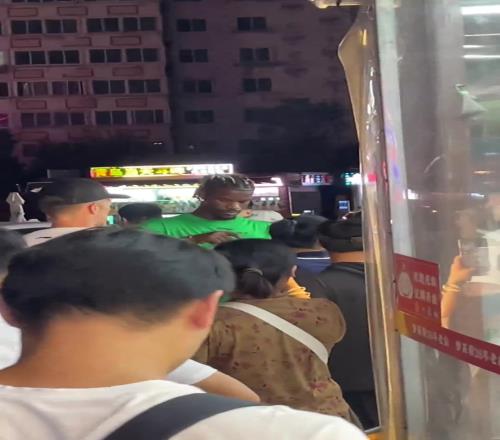 整两口！巴特勒青岛街头打啤酒