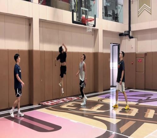 体能训练师勇敢挑战郭艾伦，后者运球依然犀利啊