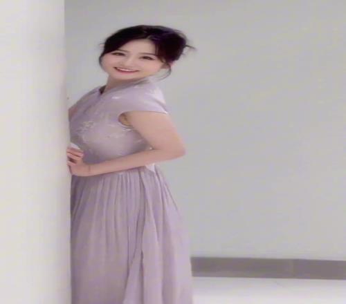 一步一顾盼，罗衣曳紫烟！女主播果果这身旗袍装扮好美啊