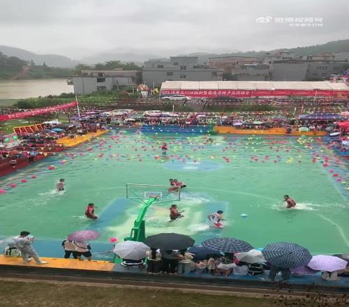 好家伙！这场地，詹姆斯和库里来也不会打球了吧