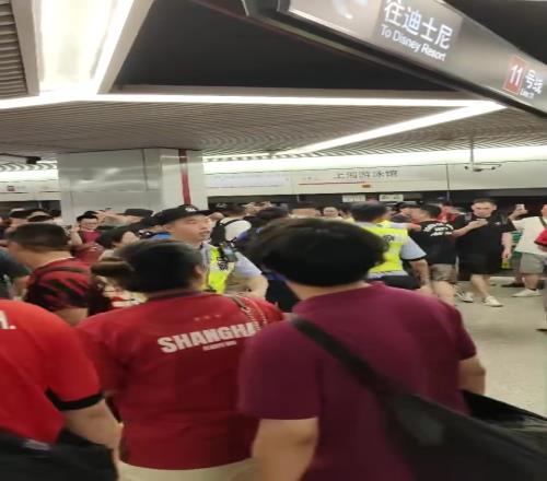 海港球迷在地铁站起哄嘲讽申花球迷，现场的安保都无奈了