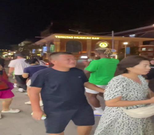 带点特产！巴特勒在青岛街头打酒喝