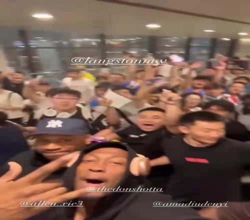 杰伦威凌晨抵达上海&耐心签名雷霆球迷高喊OKC+“狗叫”