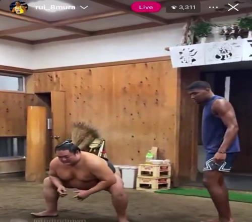 好家伙这是要加强哪一项湖人前锋八村塁与相扑士一起训练